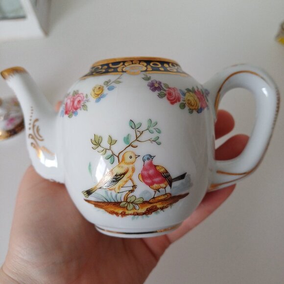 Gorgeous 1985 Franklin Mint TOURNAY Fine Porcelain Birds and Flower Mini Teapot - Picture 6 of 13